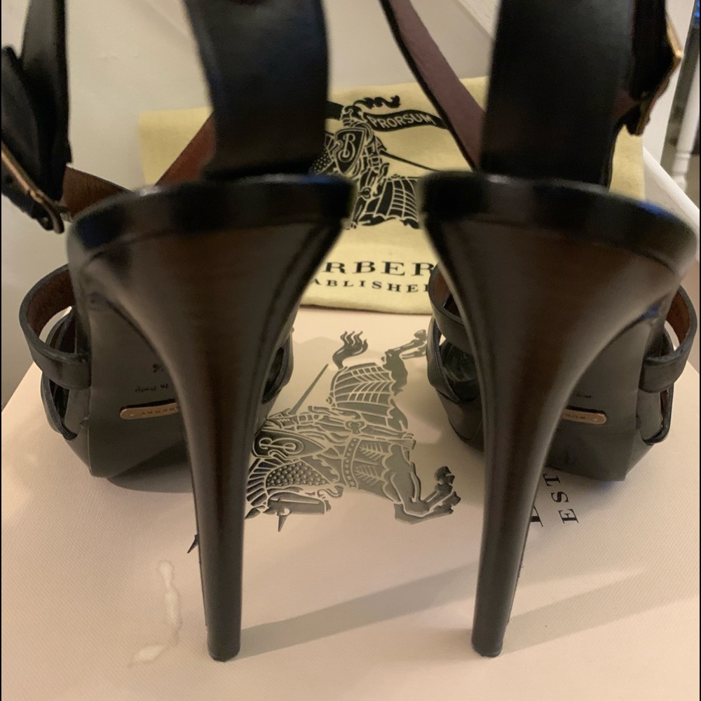Size 8 Made in Italy 38 1/2. Burberry Sandals Bridle Huntley Orig Box & Shoe Bag - Picture 3 of 3